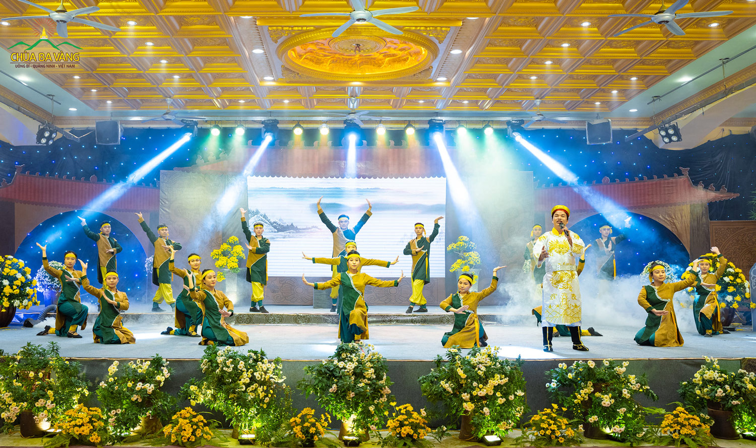 Nhạc sĩ Xuân Trí thể hiện ca khúc Đất tổ linh thiêng tại sân khấu chùa Ba Vàng (ảnh năm 2021)
