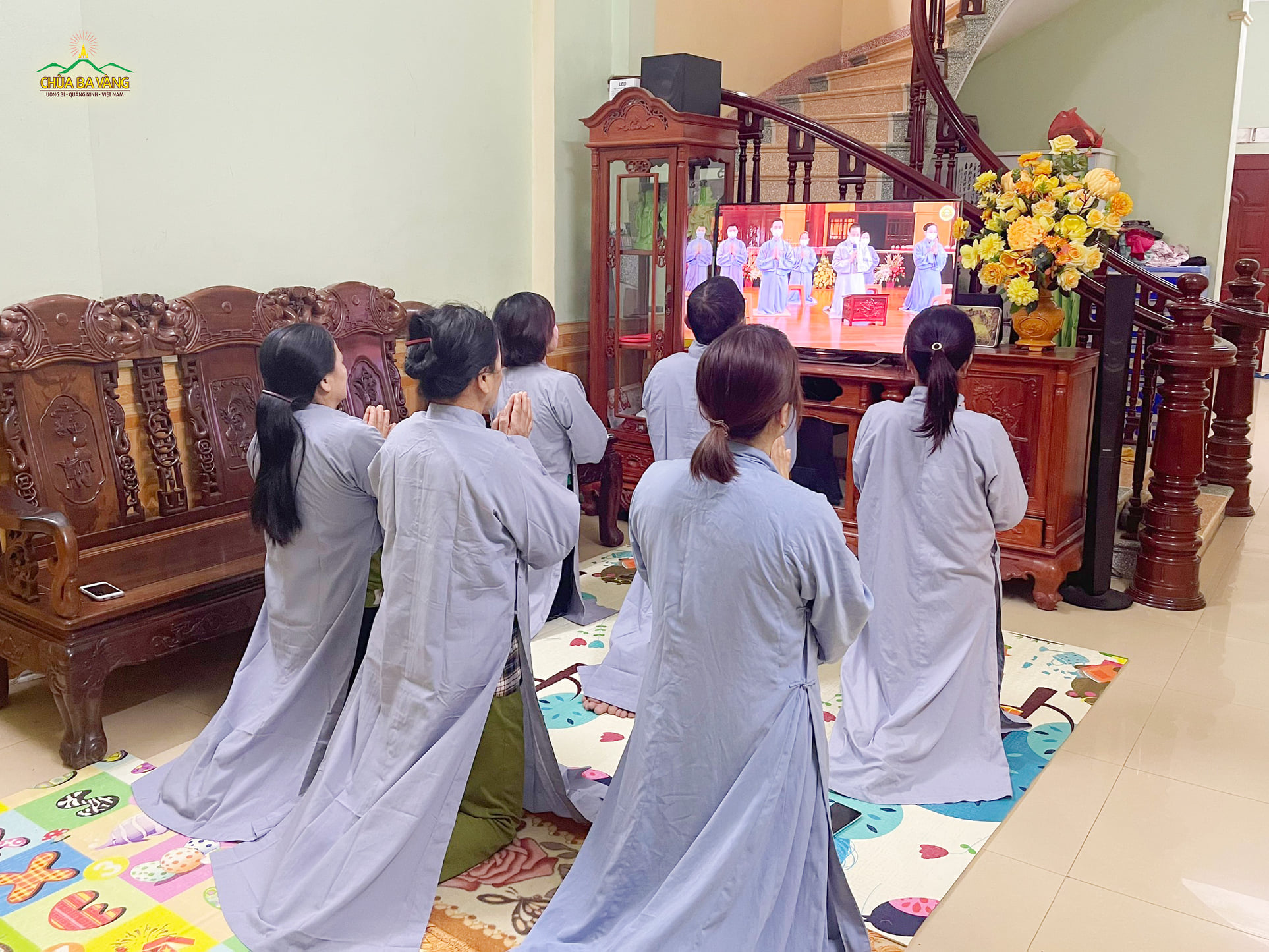 Tại địa phương đảm bảo an toàn về dịch, các Phật tử tập trung thành nhóm nhỏ để cùng nhau tham gia chương trình kết đàn tu tập cầu an trong đại dịch