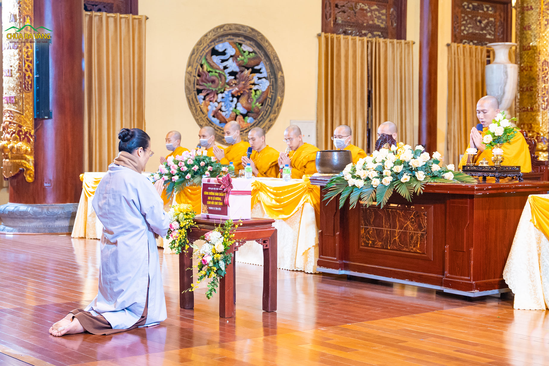 Đại diện các Phật tử dâng phẩm vật cúng dường cầu thỉnh chư Tăng tác lễ trai đàn chẩn tế và được chư Tăng hứa khả nhận lời