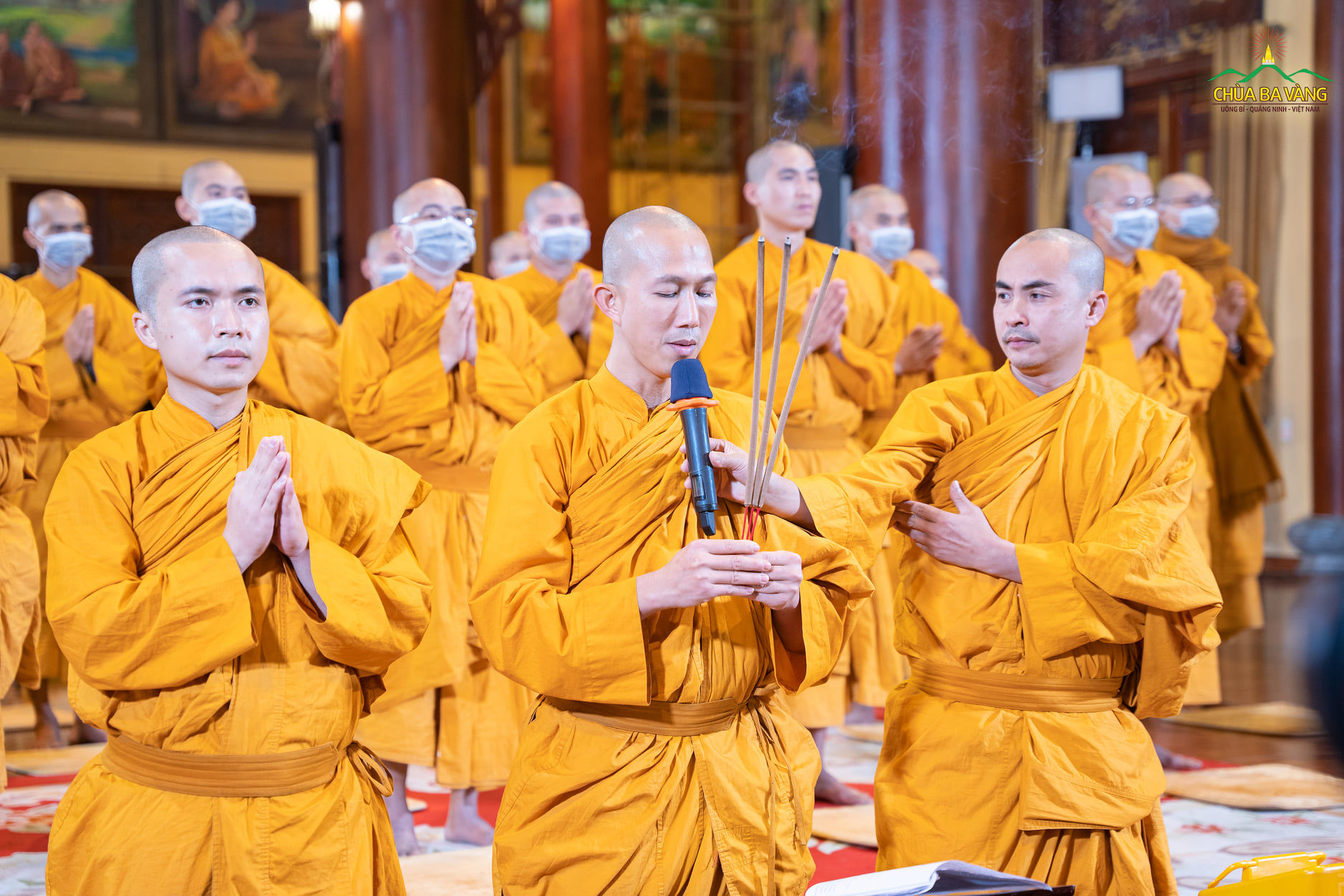 Chư Tăng tác lễ niêm hương bạch Phật bước vào khóa lễ