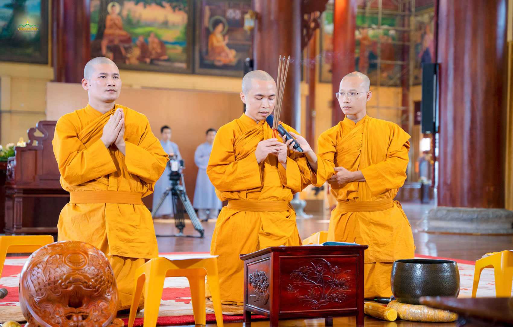 Thể theo sự thỉnh cầu của các gia đình, chư Tăng chùa Ba Vàng đã tác lễ sơ quy cho các cháu nhỏ.