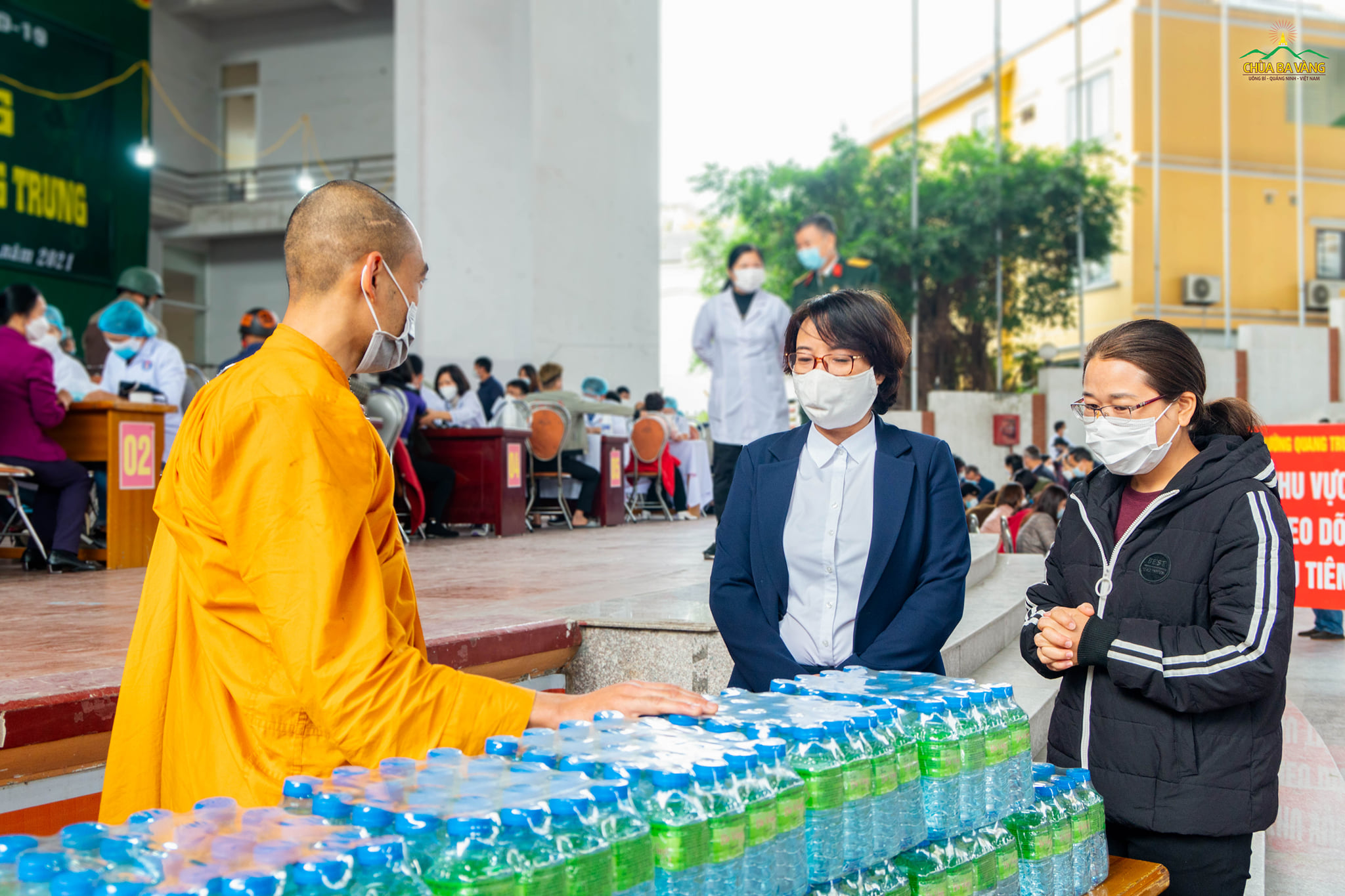 Phó Chánh văn phòng UBND thành phố Uông Bí - bà Lê Anh Thúy (đứng giữa) đón nhận phần quà của chư Tăng chùa Ba Vàng