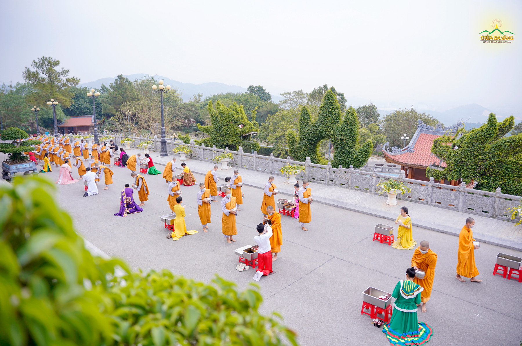 Toàn cảnh buổi lễ sớt bát cúng dường chư Tăng chùa Ba Vàng 
