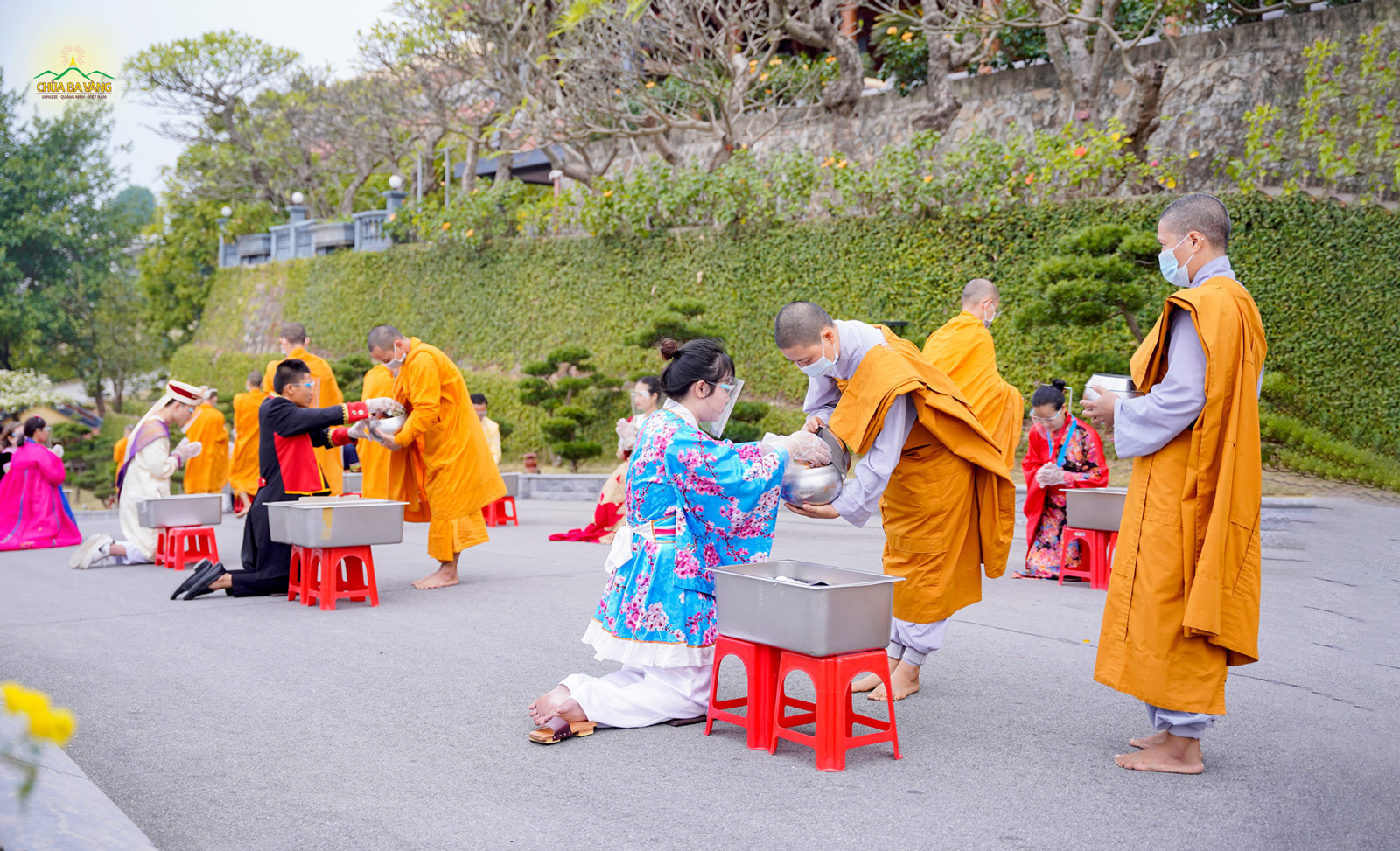 Trong trang phục đất nước Nhật Bản, Phật tử cung kính sớt bát cúng dường chư Ni chùa Ba Vàng
