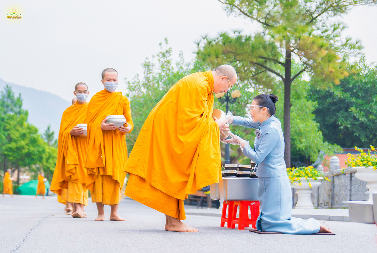 Phật tử Phạm Thị Yến - đại diện CLB Cúc Vàng thành kính sớt bát cúng dường trên Sư Phụ Thích Trúc Thái Minh