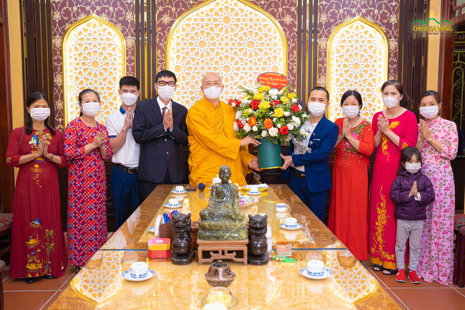 Kỷ niệm ngày nhà giáo Việt Nam 20/11, các Phật tử trong CLB Cúc Vàng dâng lẵng hoa tri ân gửi tặng tới Sư Phụ