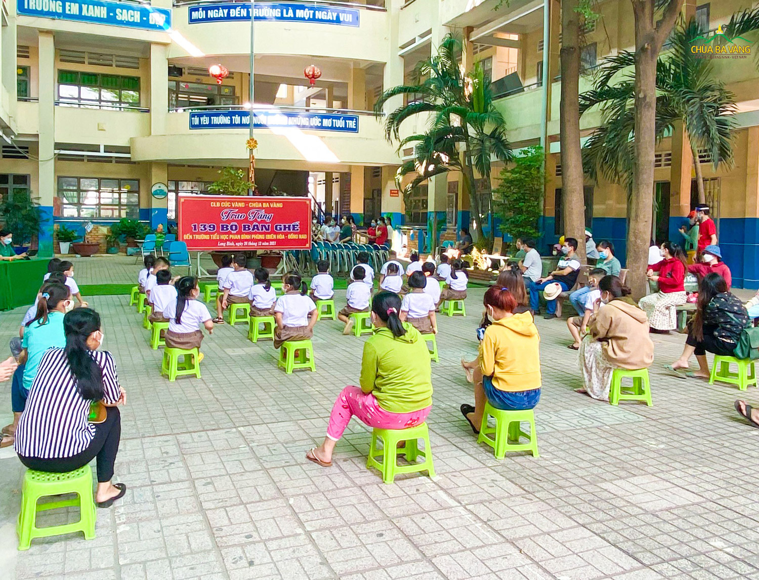 Buổi trao tặng có sự tham gia của Ban Giám hiệu, các em học sinh và phụ huynh của Trường Tiểu học Phan Đình Phùng TP. Biên Hòa, tỉnh Đồng Nai