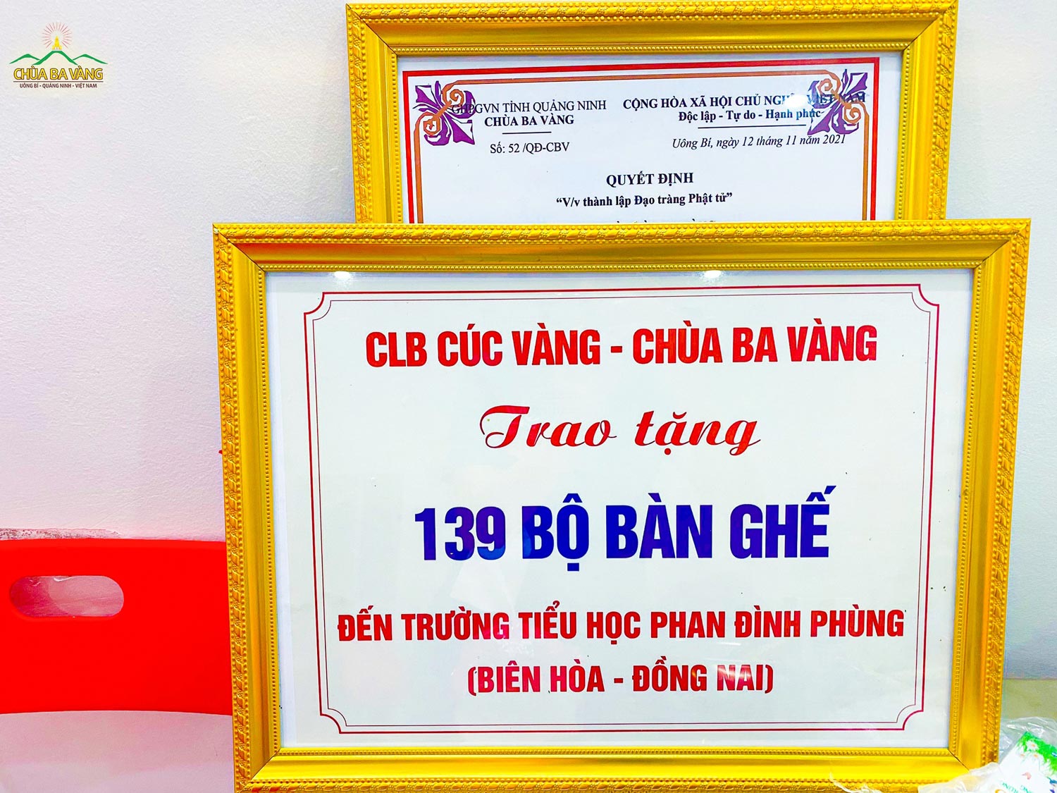 Biển trao tặng của CLB Cúc Vàng tới Trường tiểu học Phan Đình Phùng TP. Biên Hòa, tỉnh Đồng Nai