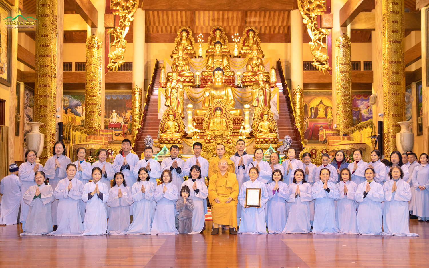 Sư Phụ Thích Trúc Thái Minh chụp ảnh lưu niệm cùng các Phật tử trong CLB Cúc Vàng - Tập Tu Lục Hòa (ảnh tháng 1 năm 2021)