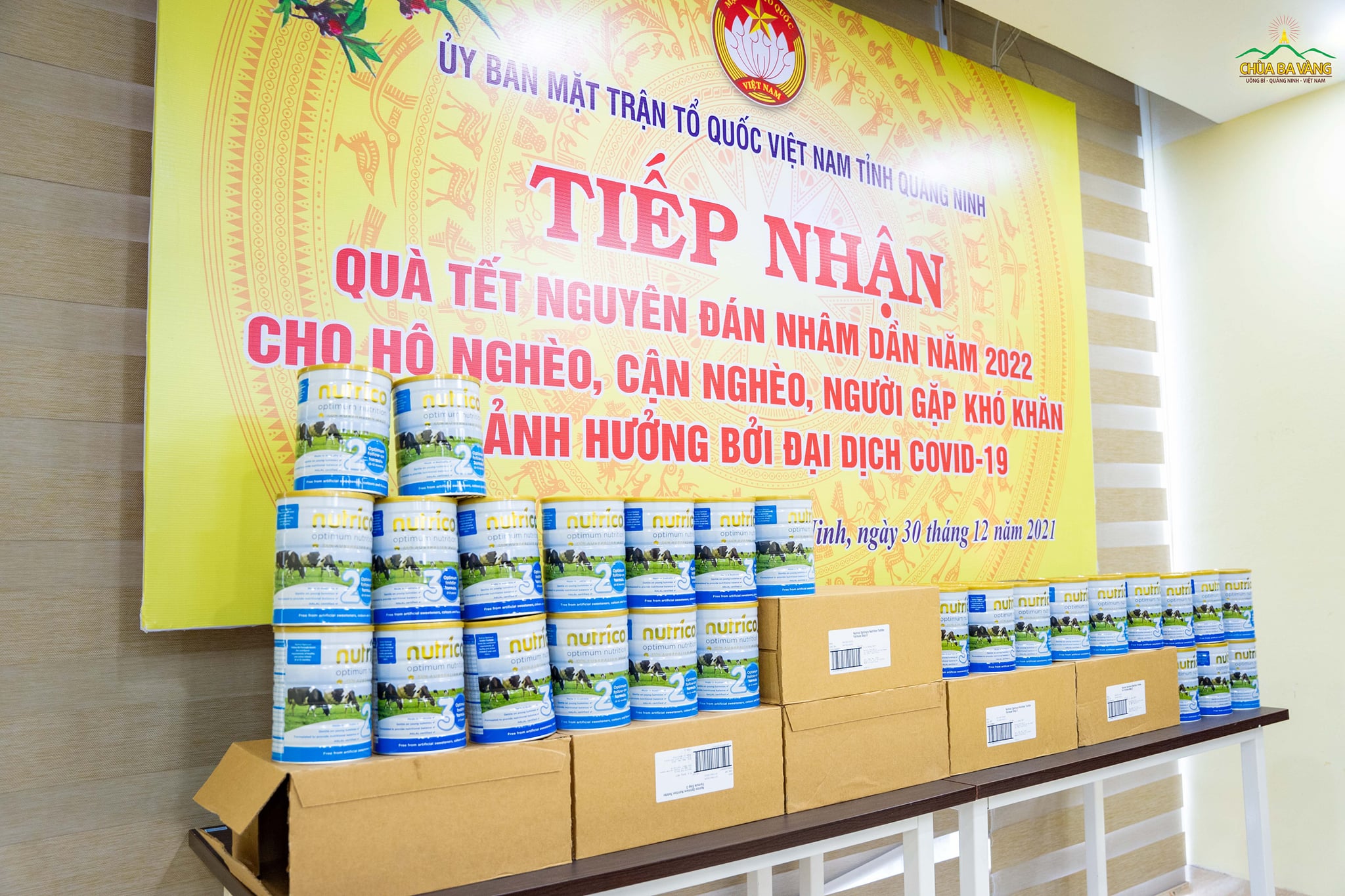 Những hộp sữa bột thương hiệu Nutrico được chùa Ba Vàng dành tặng cho trẻ em thuộc hộ gia đình nghèo, cận nghèo và trẻ em bị ảnh hưởng bởi dịch bệnh CV-19 trên địa bàn tỉnh Quảng Ninh