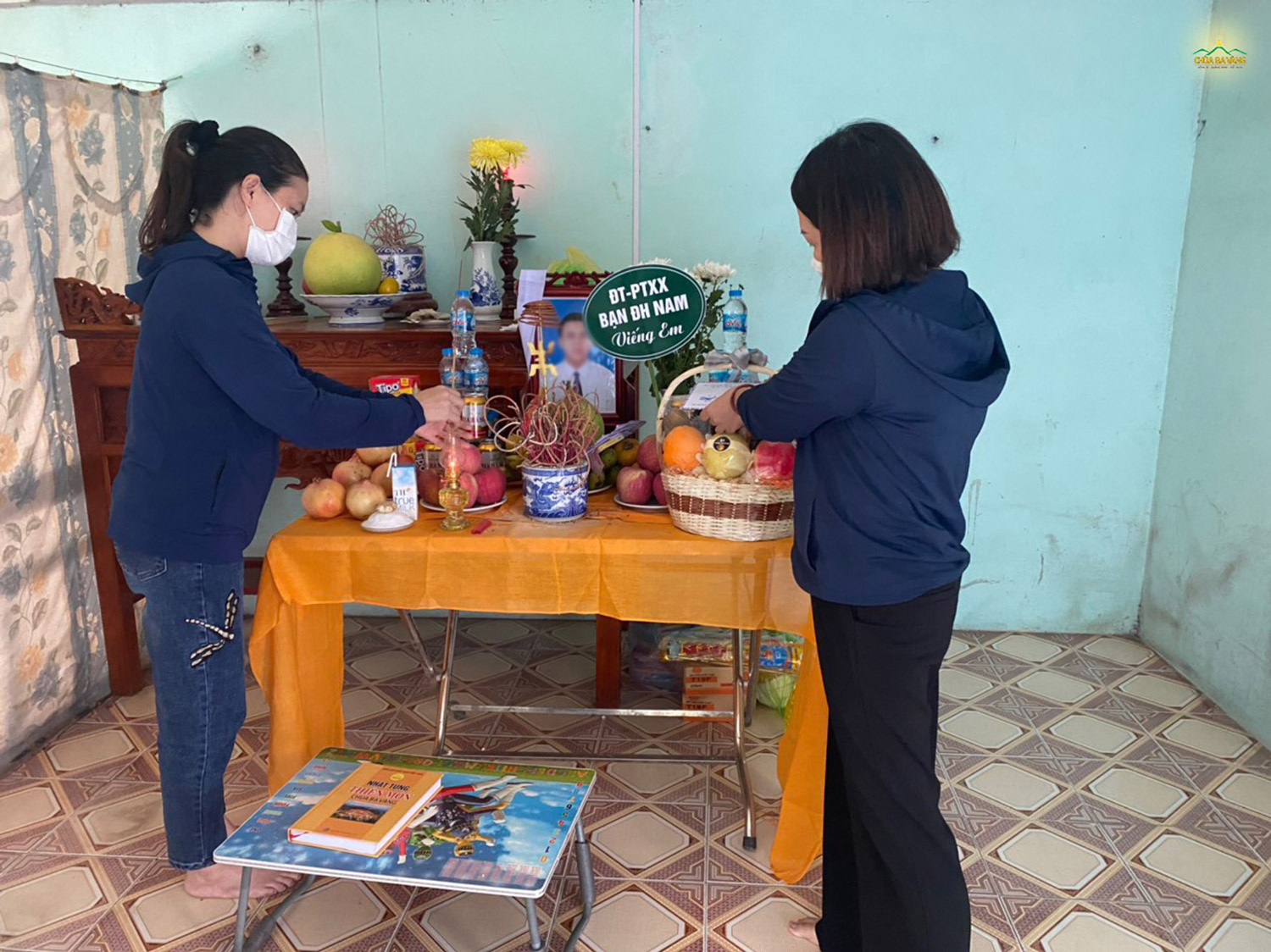 Khi gia đình đạo hữu có tang sự, các thành viên trong đạo tràng Phật tử xa xứ đã đến trợ duyên, giúp đỡ, chia sẻ cùng gia đình.  