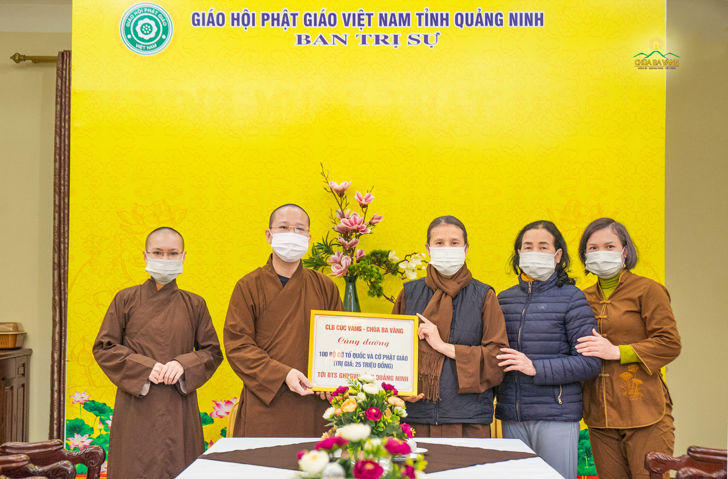 CLB Cúc Vàng chùa Ba Vàng cúng dường 100 bộ cờ Tổ quốc và cờ Phật giáo tới BTS GHPG tỉnh Quảng Ninh