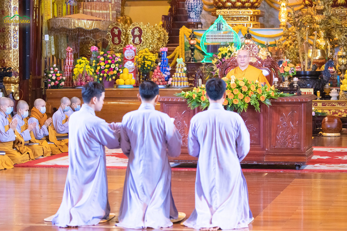 Đại diện các Phật tử đối trước Sư Phụ dâng lời tác bạch