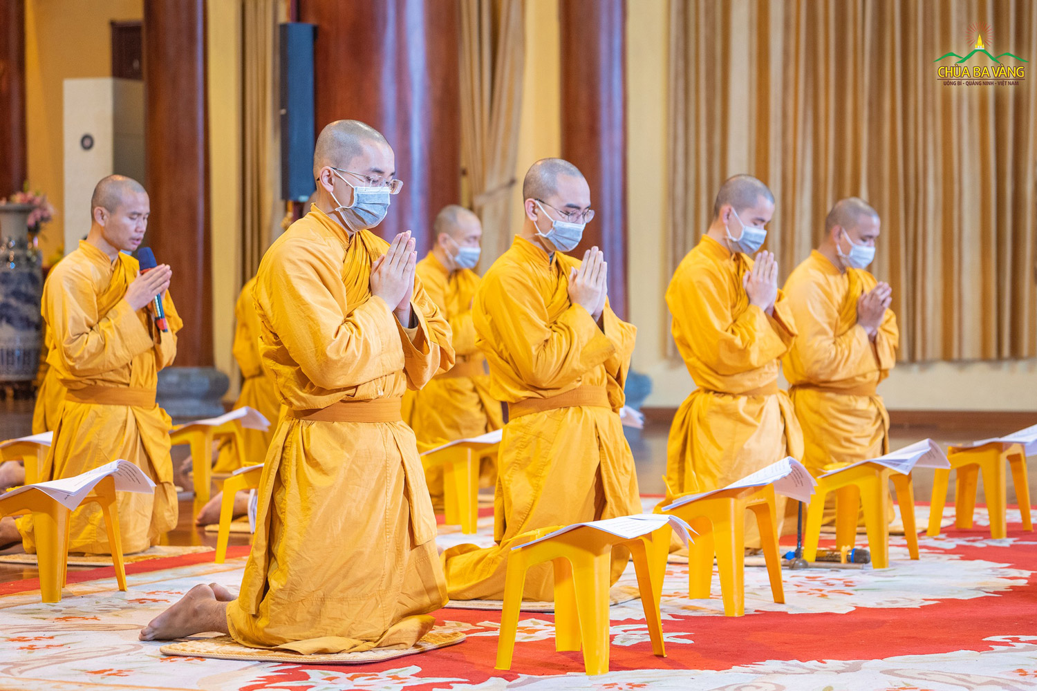 Đại diện chư Tăng tác lễ tụng kinh trong chương trình tu tập kỷ niệm ngày Đức Phật thành đạo