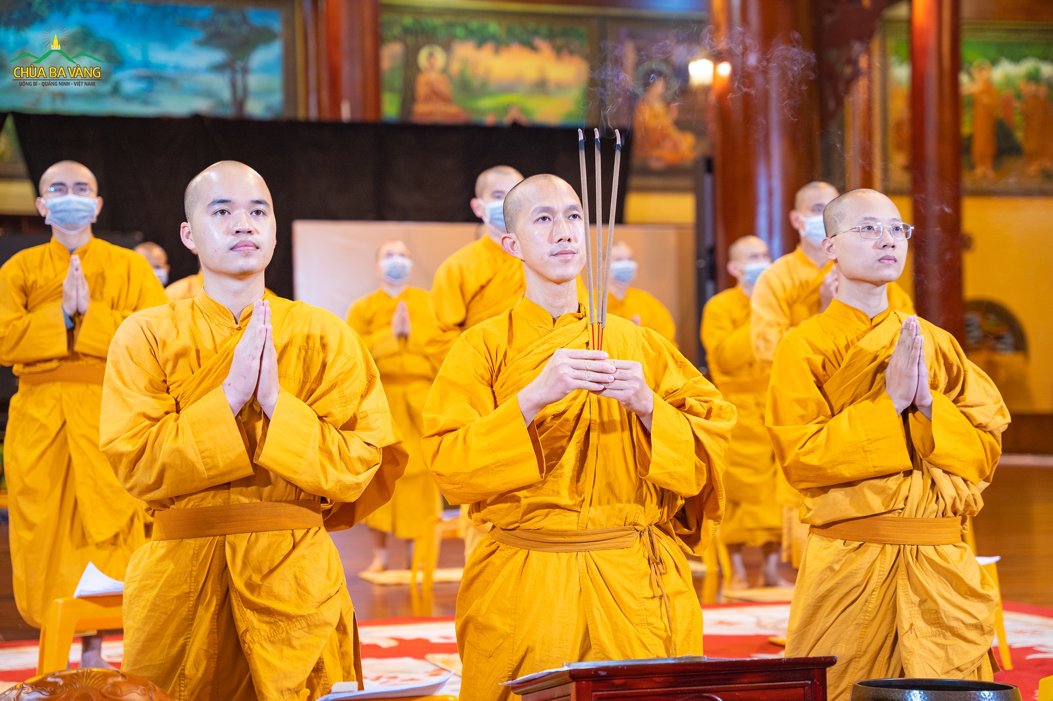 Chư Tăng tác lễ dâng hương bạch Phật bước vào khóa lễ tu tập