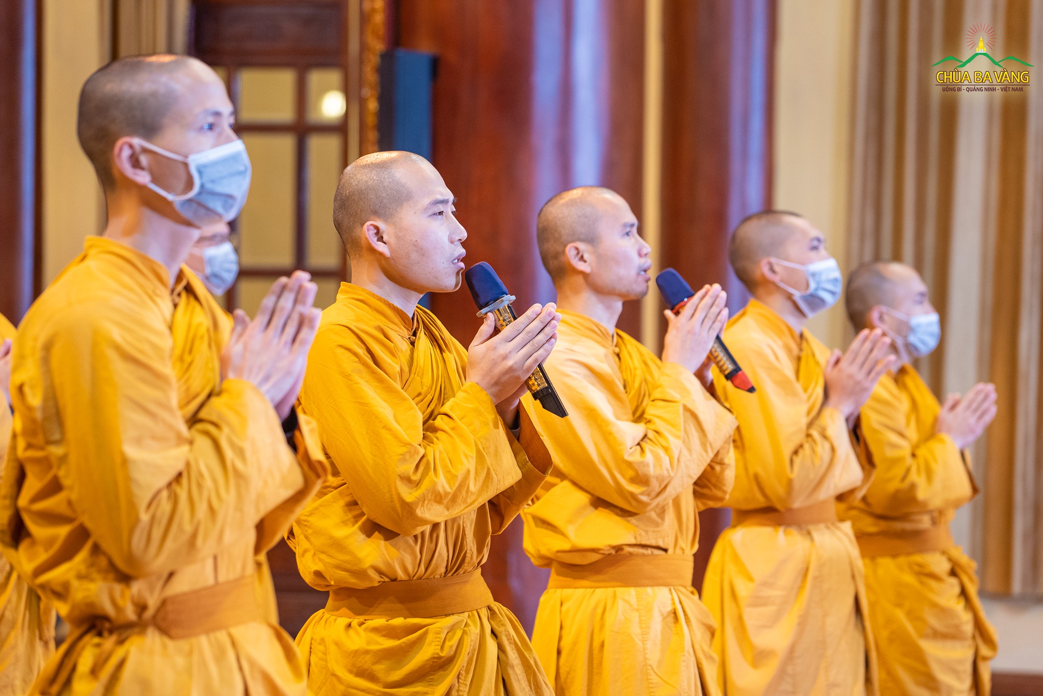 Chư Tăng chắp tay trang nghiêm tác lễ tụng kinh để các Phật tử ở xa hướng tâm tham dự chương trình