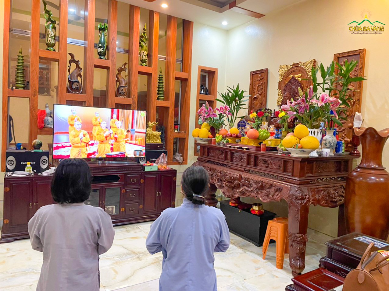 Phật tử chùa Ba Vàng tham gia thời khóa tụng kinh kỷ niệm ngày Đức Phật thành đạo tại tư gia của mình