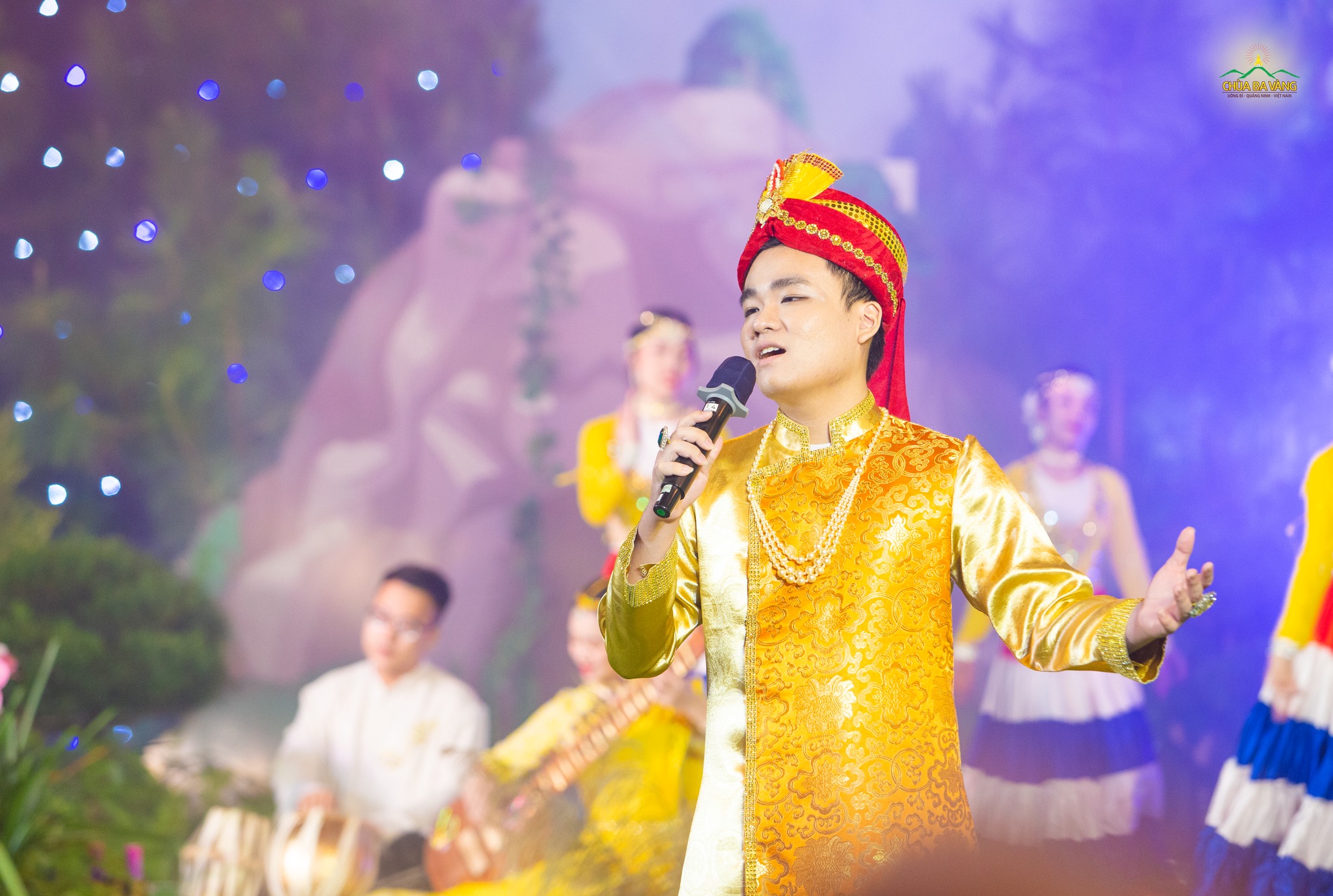 Ca sĩ Hoàng Tú ca mừng trong chương trình kỷ niệm ngày Đức Phật thành đạo