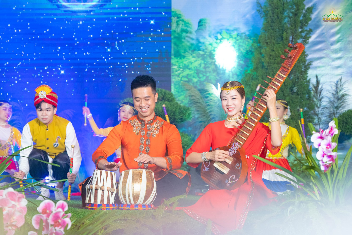   Với các nhạc cụ truyền thống của Ấn Độ như đàn Sitar, trống Tabla, trống Pakhawaj,... vũ đoàn BamBoo mang tới những giai điệu vui tươi  