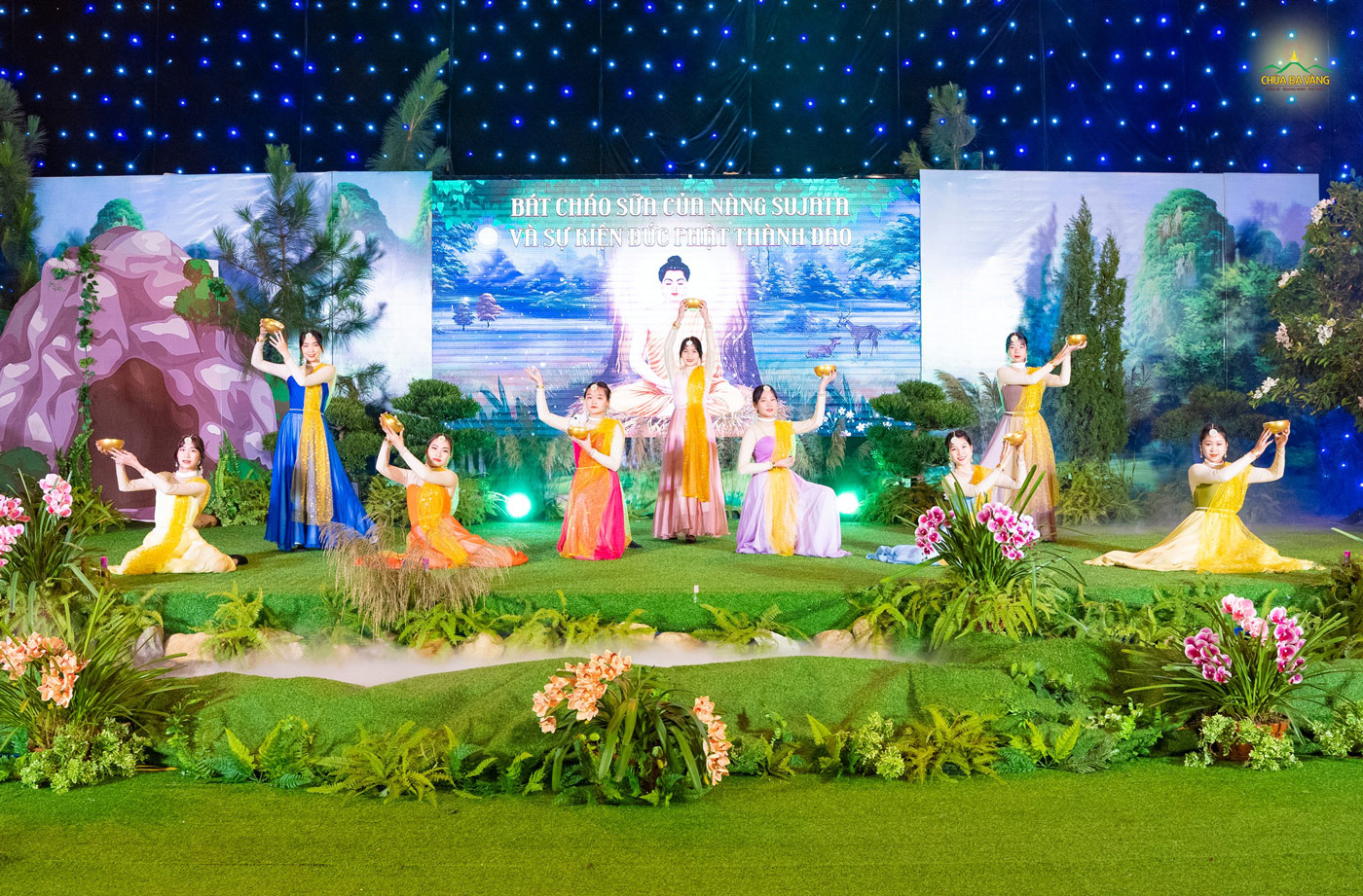 Vũ đoàn Dayna thể hiện tiết mục múa trong vở kịch “Bát cháo sữa của Nàng Sujata và sự kiện Đức Phật thành đạo”