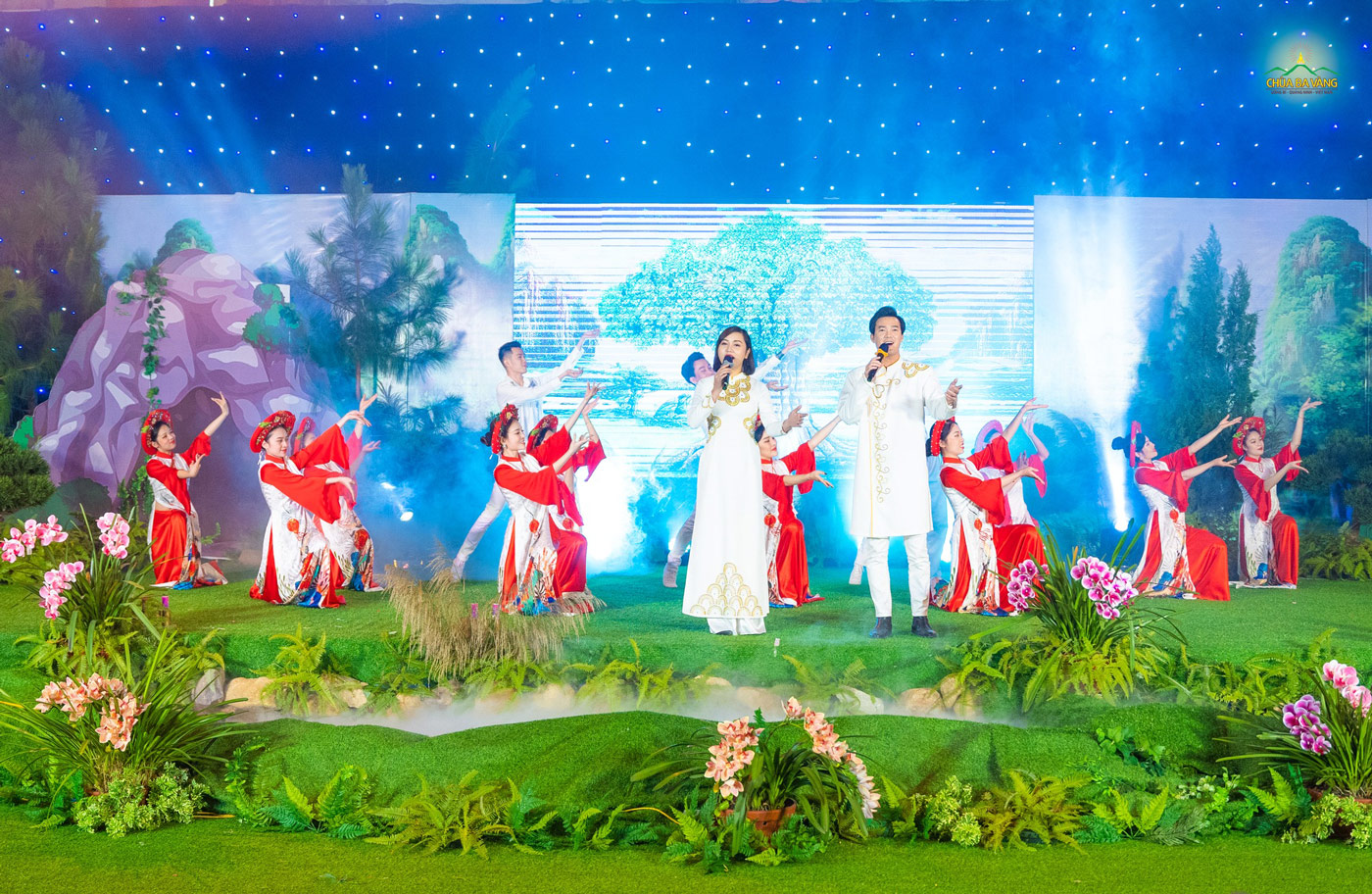Ca sĩ Đức Thương, Huyền Trang cùng vũ đoàn Bamboo thể hiện bài hát 