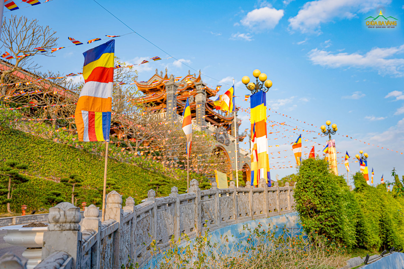Hàng ngàn lá cờ Phật giáo được treo lên trong khuôn viên chùa Ba Vàng.