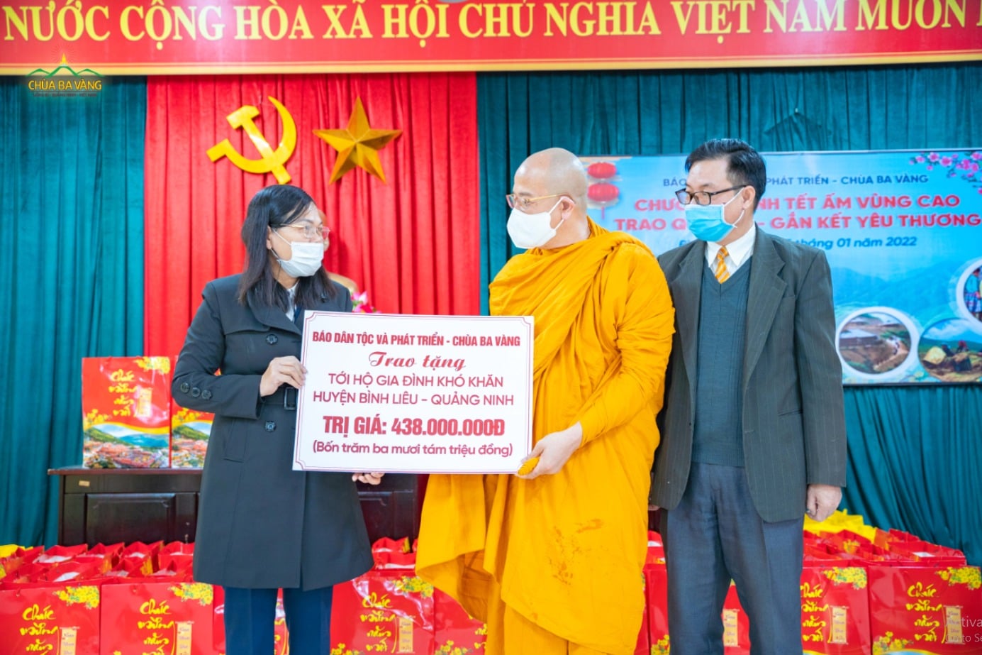 Tổng giá trị phần quà chùa Ba Vàng trao gửi tới bà con nhân dân khó khăn huyện Bình Liêu là 438 triệu đồng