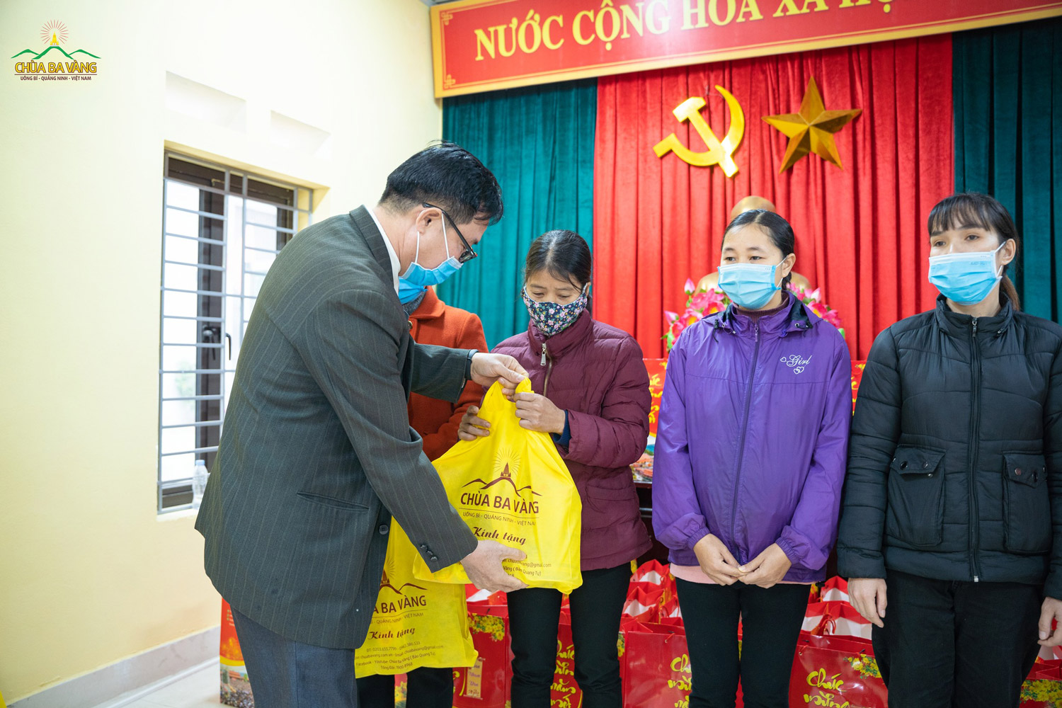 Ông Nguyễn Văn Phong - Phó Tổng Biên tập Báo Dâп тộс và Phát Triển trao tặng phần quà cho gia đình nghèo thị trấn huyện Bình Liêu