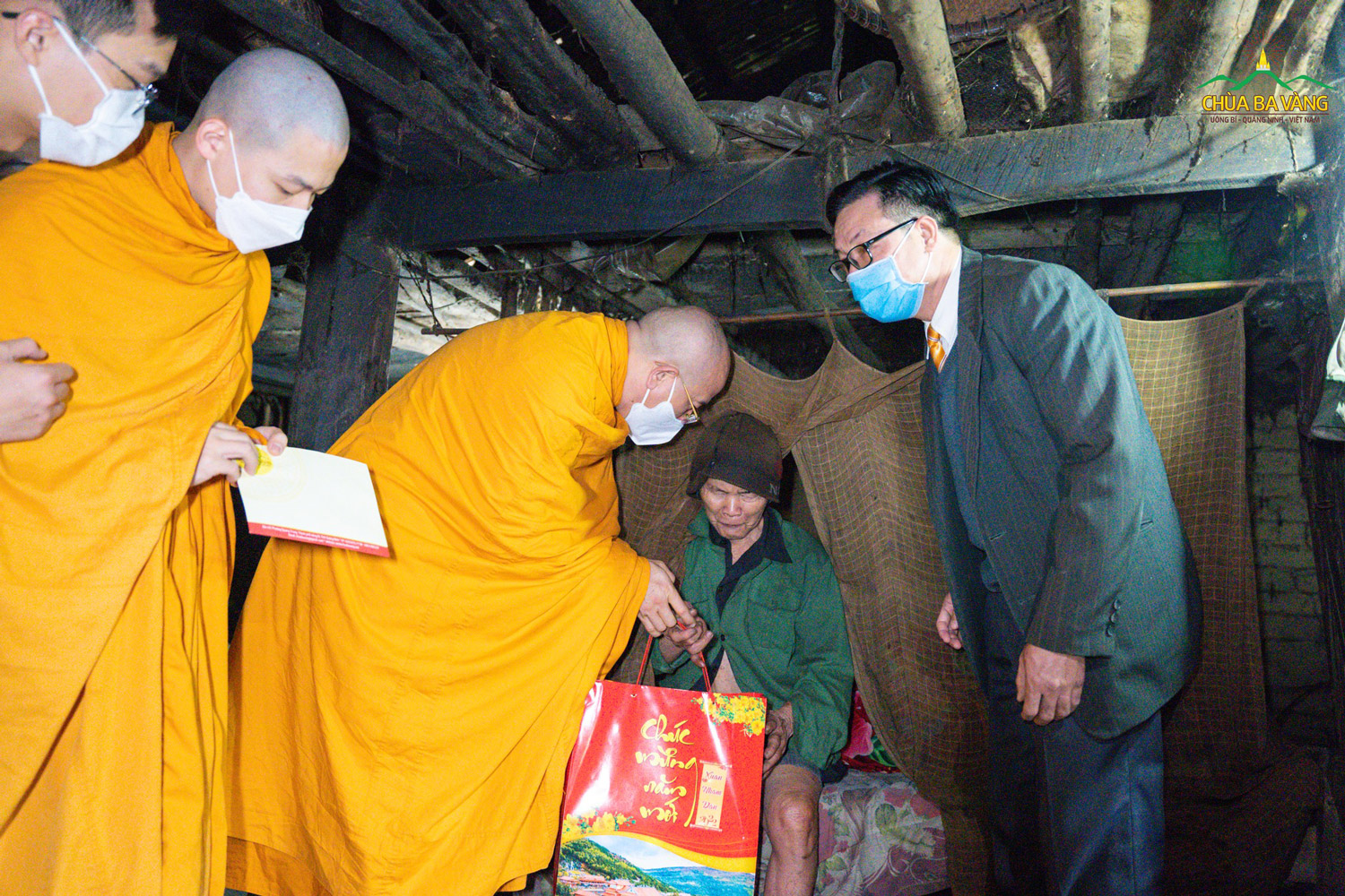 Sư Phụ trao quà Tết cho người dân nghèo huyện Bình Liêu