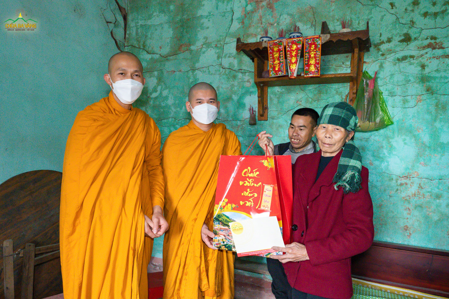 Đại diện chư Tăng trao tặng quà Tết cho một hộ gia đình có hoàn cảnh khó khăn trên địa bàn huyện Bình Liêu
