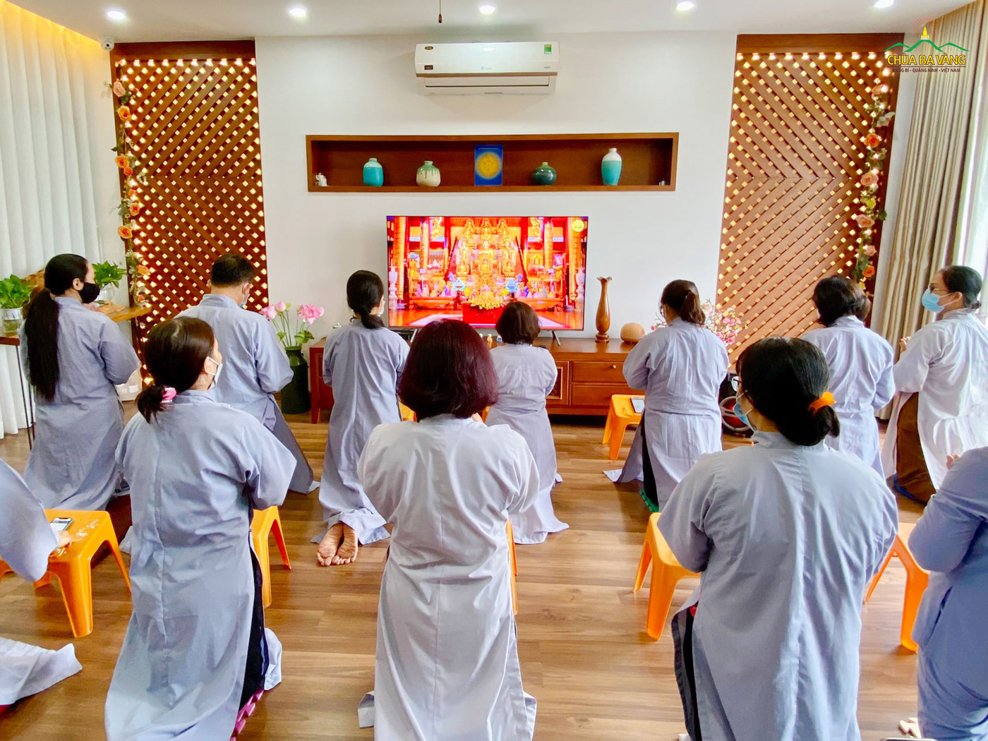 Các Phật tử trong CLB Cúc Vàng chùa Ba Vàng tham gia lễ quy y trực tuyến (ảnh minh họa)