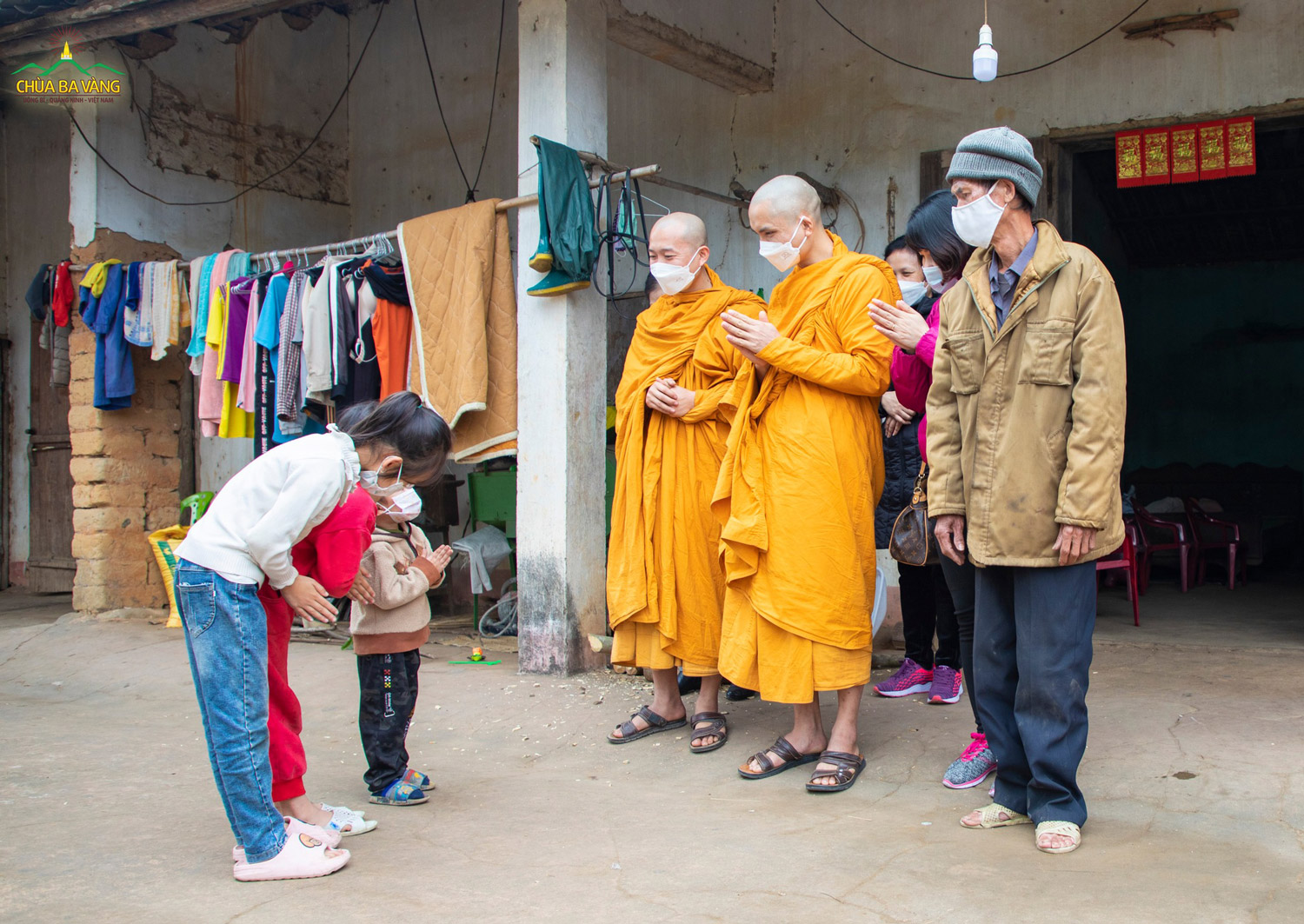 Các em bé vùng cao huyện Bình Liêu chắp tay cung kính xá chào chư Tăng  