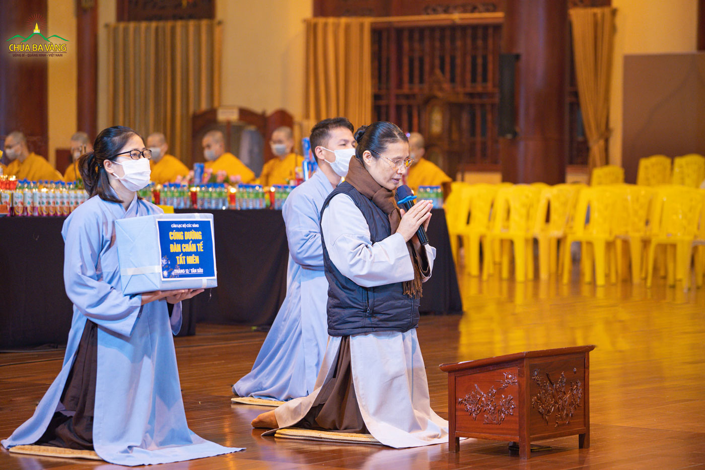 Đại diện các Phật tử dâng lời tác bạch cầu thỉnh chư Tăng tác lễ trai đàn chẩn tế