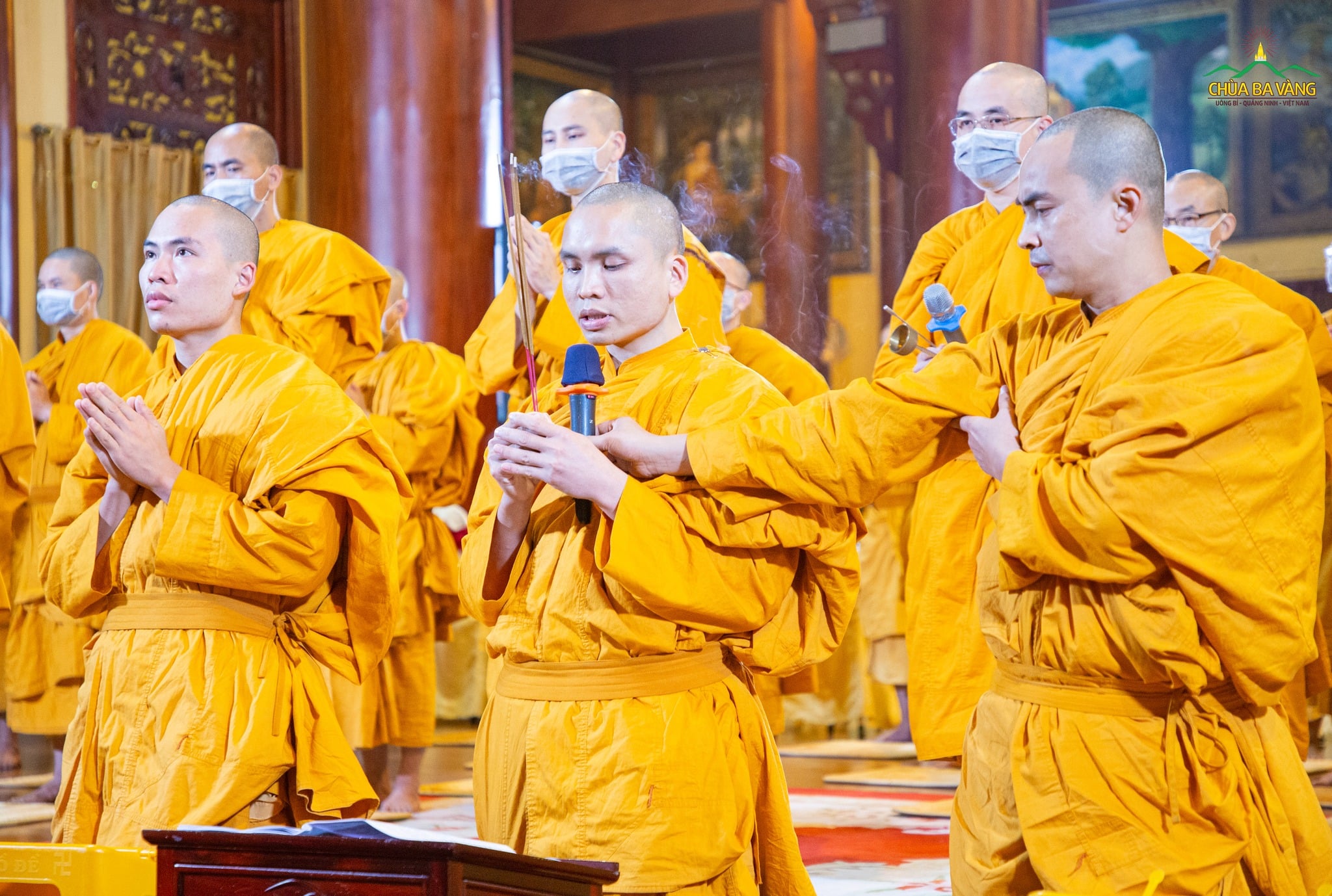 Chư Tăng tác lễ niêm hương bạch Phật bước vào khoá lễ