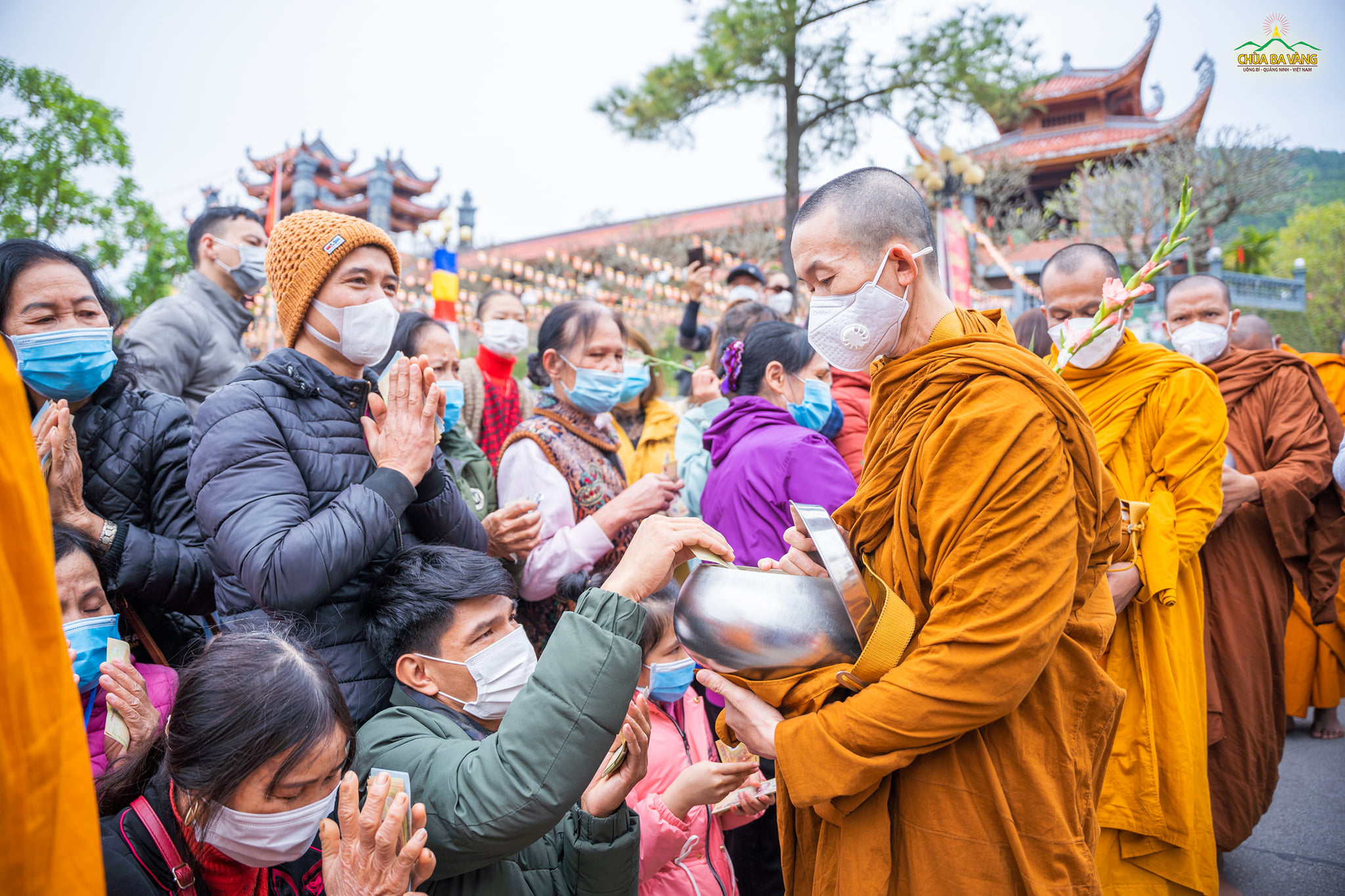 Chư Tăng hệ phái Phật giáo Nam tông Khmer thọ nhận sự đặt bát cúng dường của các Phật tử và nhân dân thập phương
