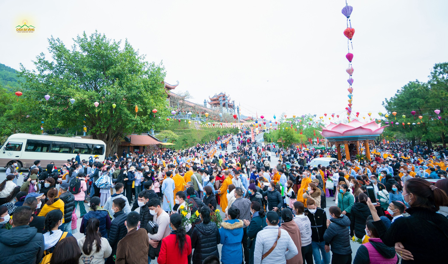 Đông đảo nhân dân, Phật tử thập phương tham gia buổi đặt bát cúng dường Tăng chúng