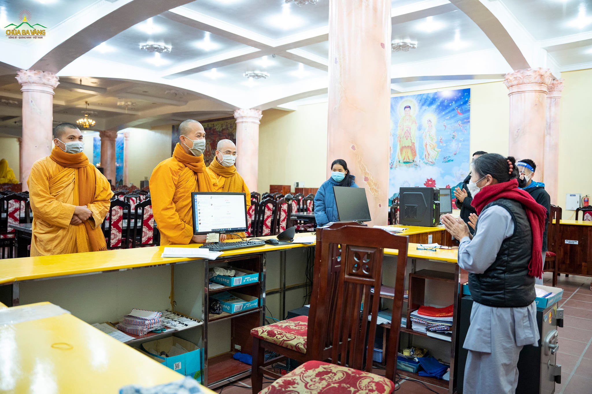 Chư Tăng hỏi thăm các Phật tử đang làm phận sự tại Ban Tri khách của chùa
