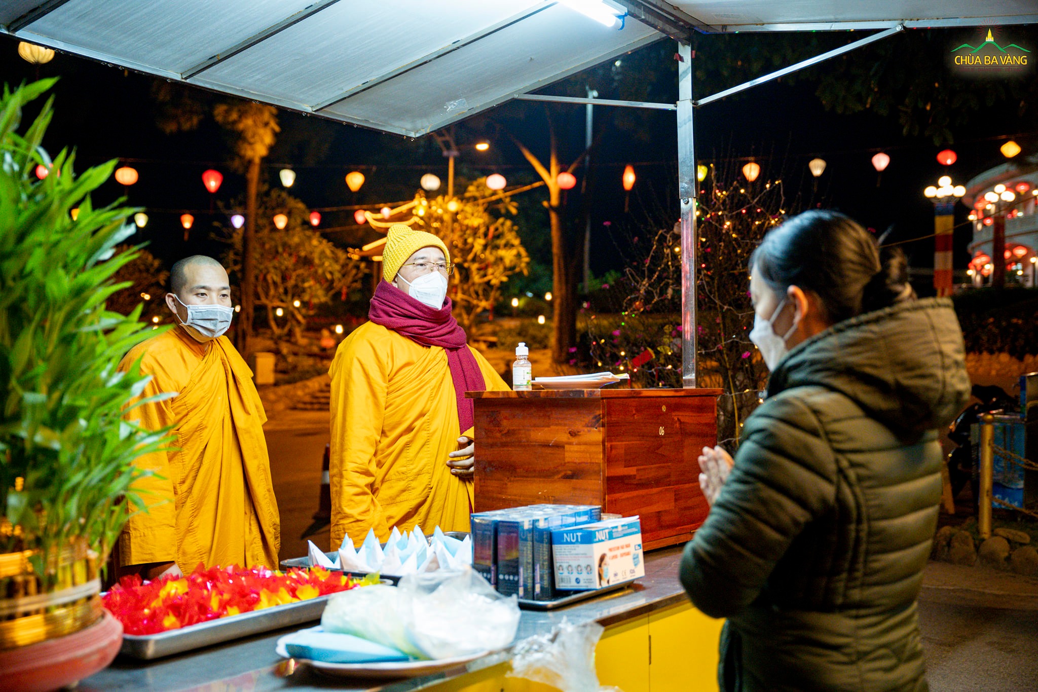 Sư Phụ và chư Tăng đi hỏi thăm Phật tử đang làm việc tại điểm phát lộc của chùa