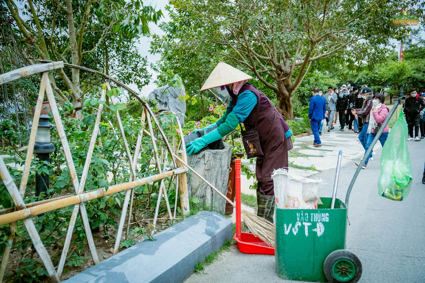 Các Phật tử tại Ban Vệ sinh cũng thường xuyên quét dọn, thu gom rác để giữ gìn vệ sinh, làm đẹp cảnh quan chung
