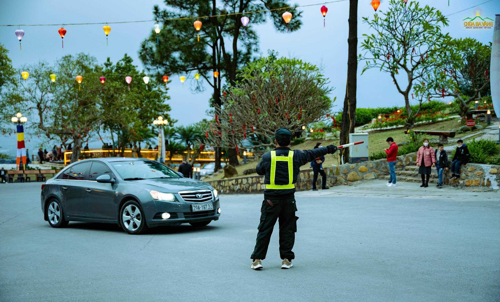 Ngay từ sáng sớm, Ban An ninh, Ban Bảo vệ đã túc trực để đón các đoàn xe từ khắp các tỉnh thành về chùa