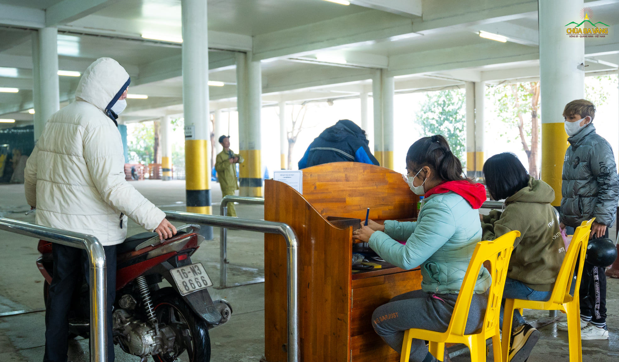 Các Phật tử ghi vé xe cho người dân vào chùa vãng cảnh, lễ Phật