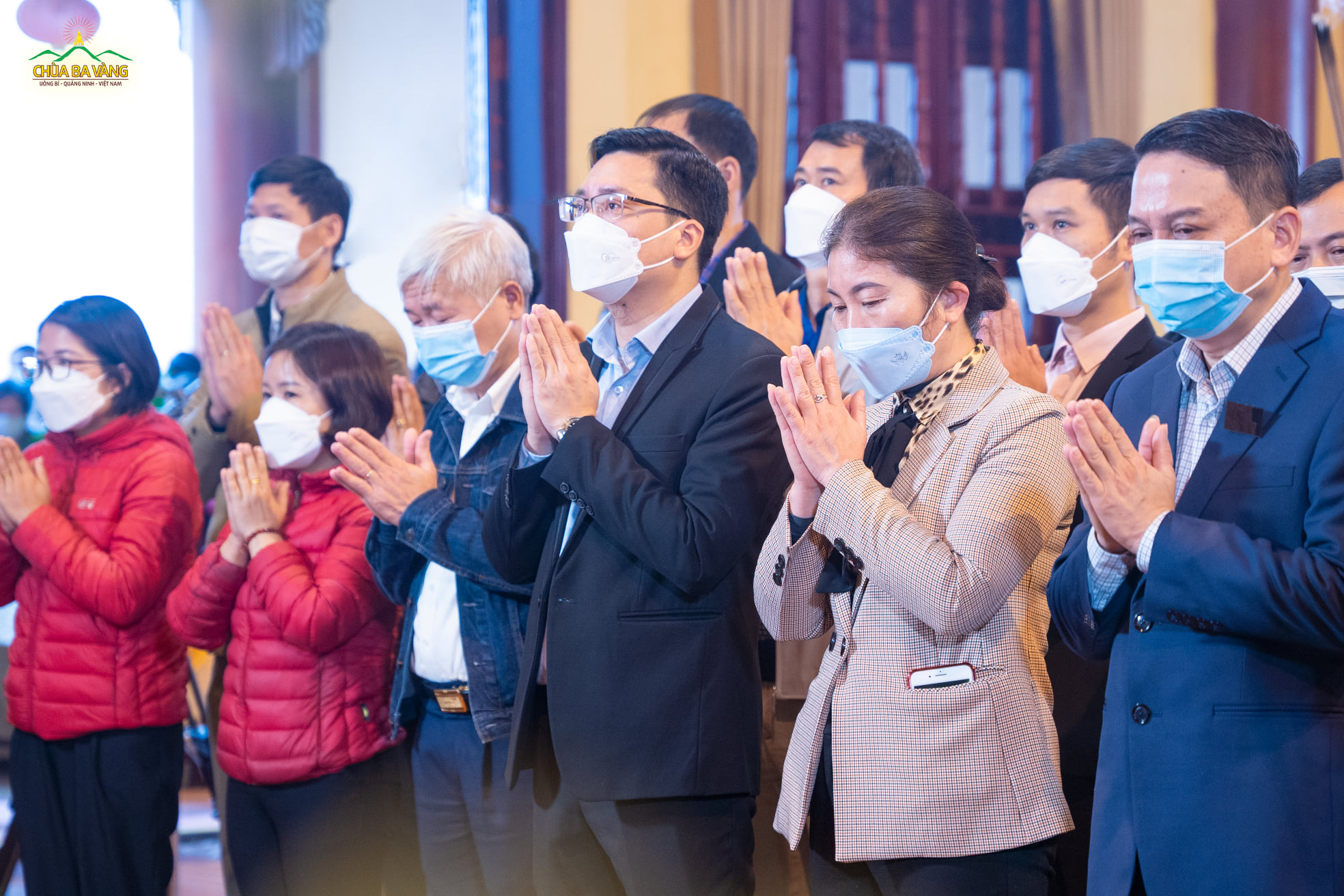 Các lãnh đạo chắp tay trang nghiêm hướng về ngôi Tam Bảo