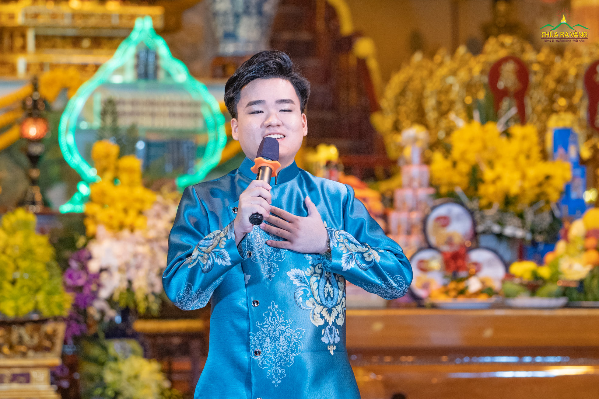 Ca sĩ Hoàng Tú thể hiện bài hát Đất tổ linh thiêng do Phật tử Phạm Thị Yến (Tâm Chiếu Hoàn Quán) sáng tác lời, Nhạc sĩ Xuân Trí sáng tác nhạc