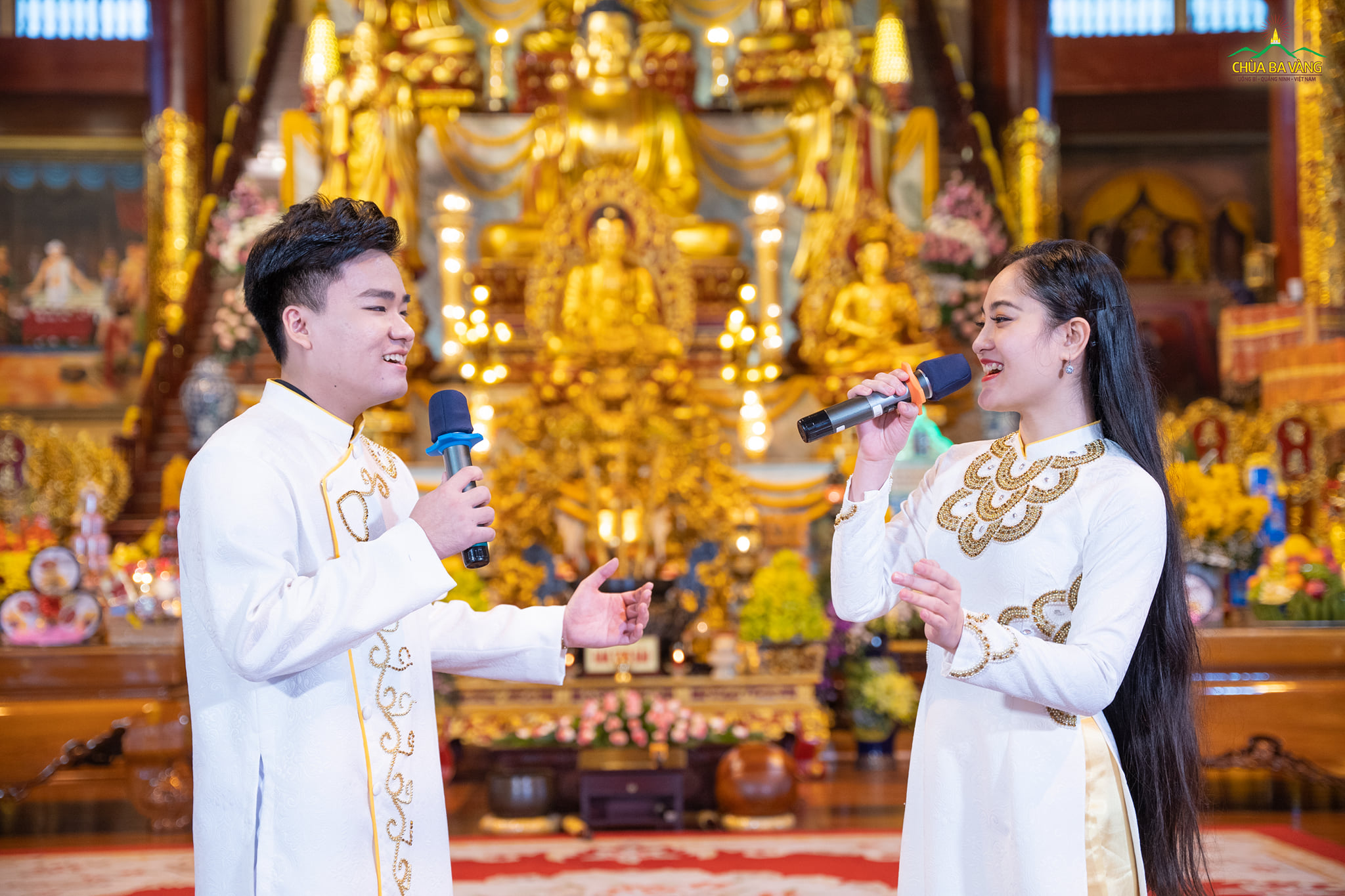 Ca sĩ Thu Lương, Hoàng Tú thể hiện bài hát