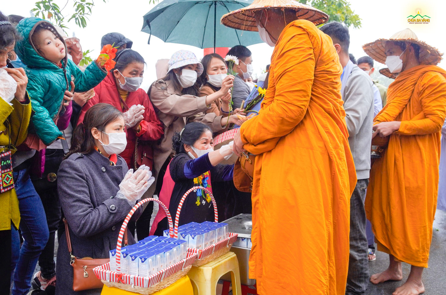 Phật tử Nguyễn Thị Hương (mặc áo đen bên tay trái) thành kính chắp tay trong buổi lễ sớt bát cúng dường  
