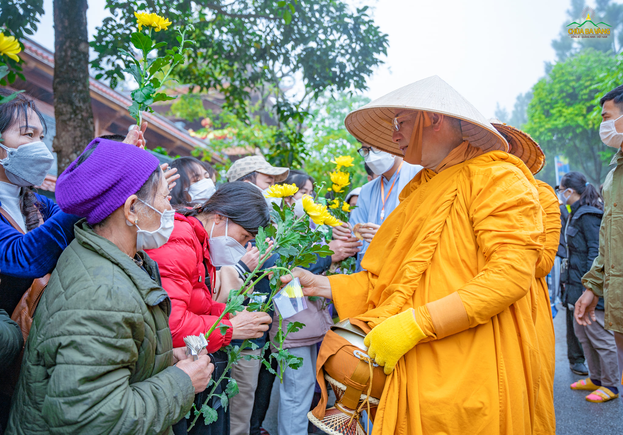 Các Phật tử đồng cung kính dâng những bó hoa tươi thắm cúng dường trên Sư Phụ Thích Trúc Thái Minh
