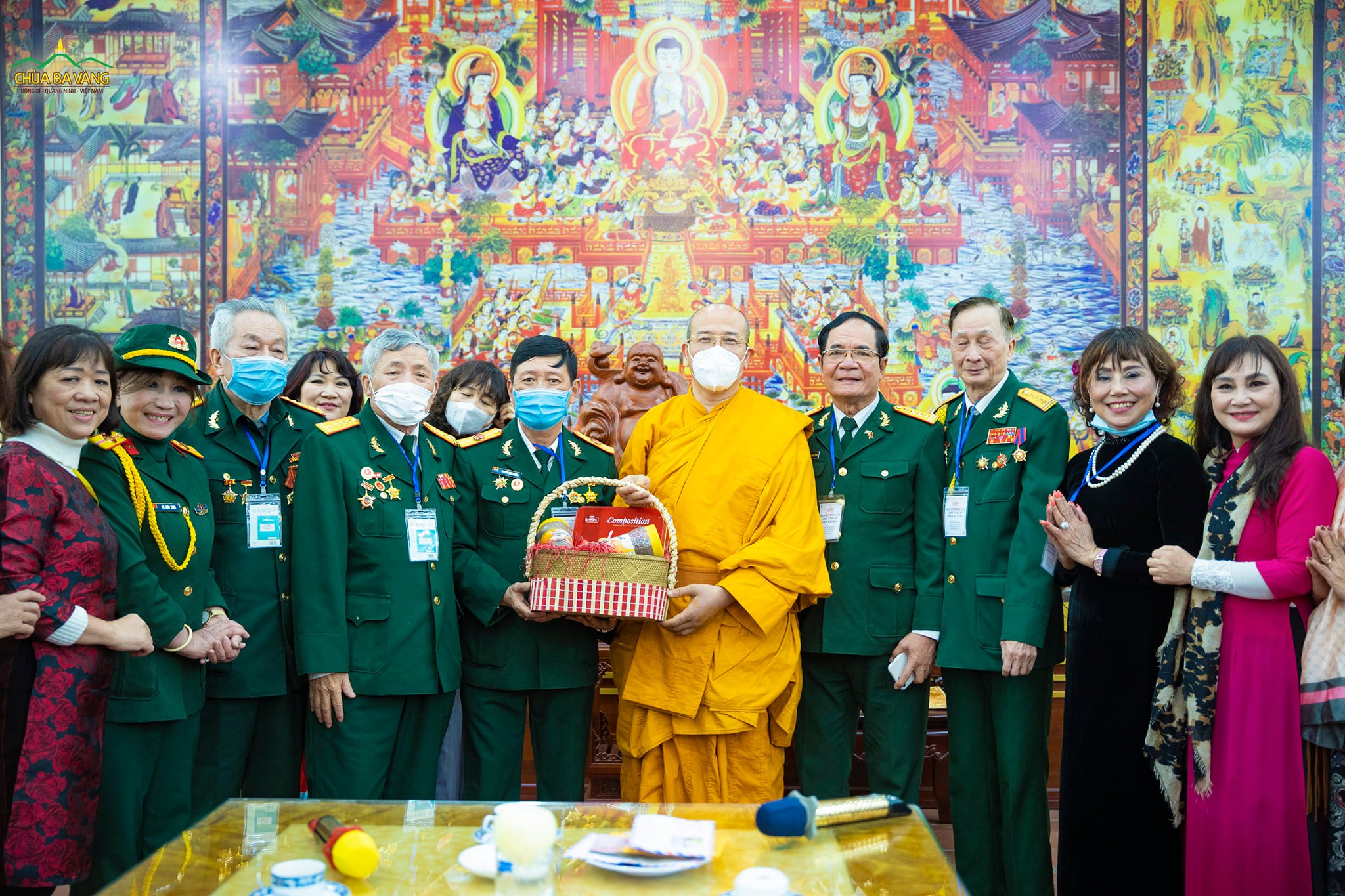 Đoàn cán bộ Trung tâm Tổ chức thăm chiến trườпg xưa quân tình nguyện Việt - Lào bộ đội Trường Sơn chụp ảnh lưu niệm với Sư Phụ