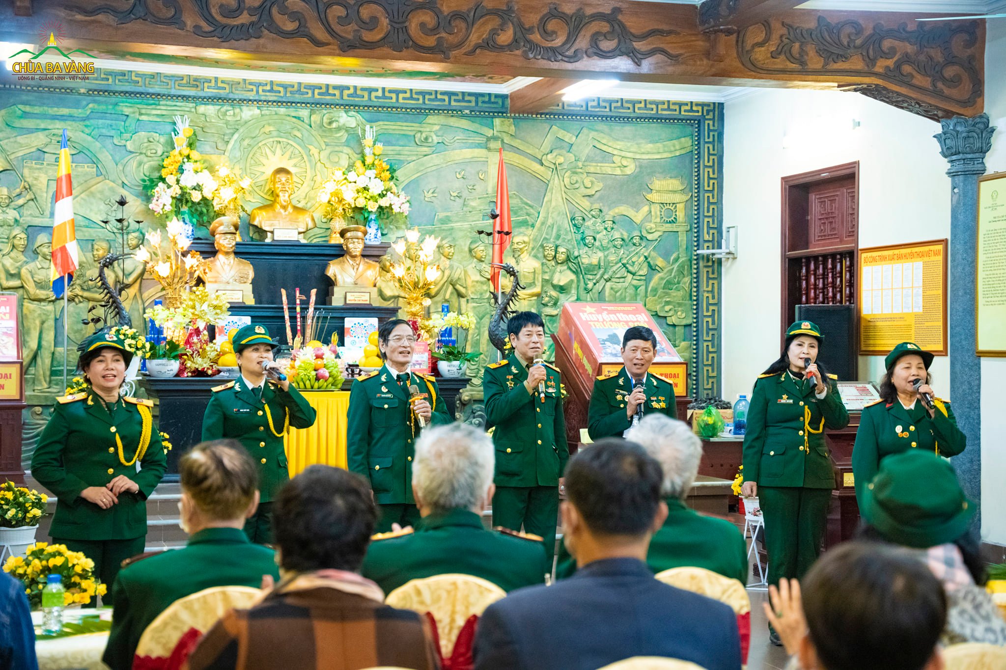 Các cán bộ, chiến sĩ Đoàn cán bộ Trung tâm Tổ chức thăm chiến trường xưa quân tình nguyện Việt - Lào bộ đội Trường Sơn hoan hỷ dâng những lời ca, tiếng hát cúng dường đại chúng