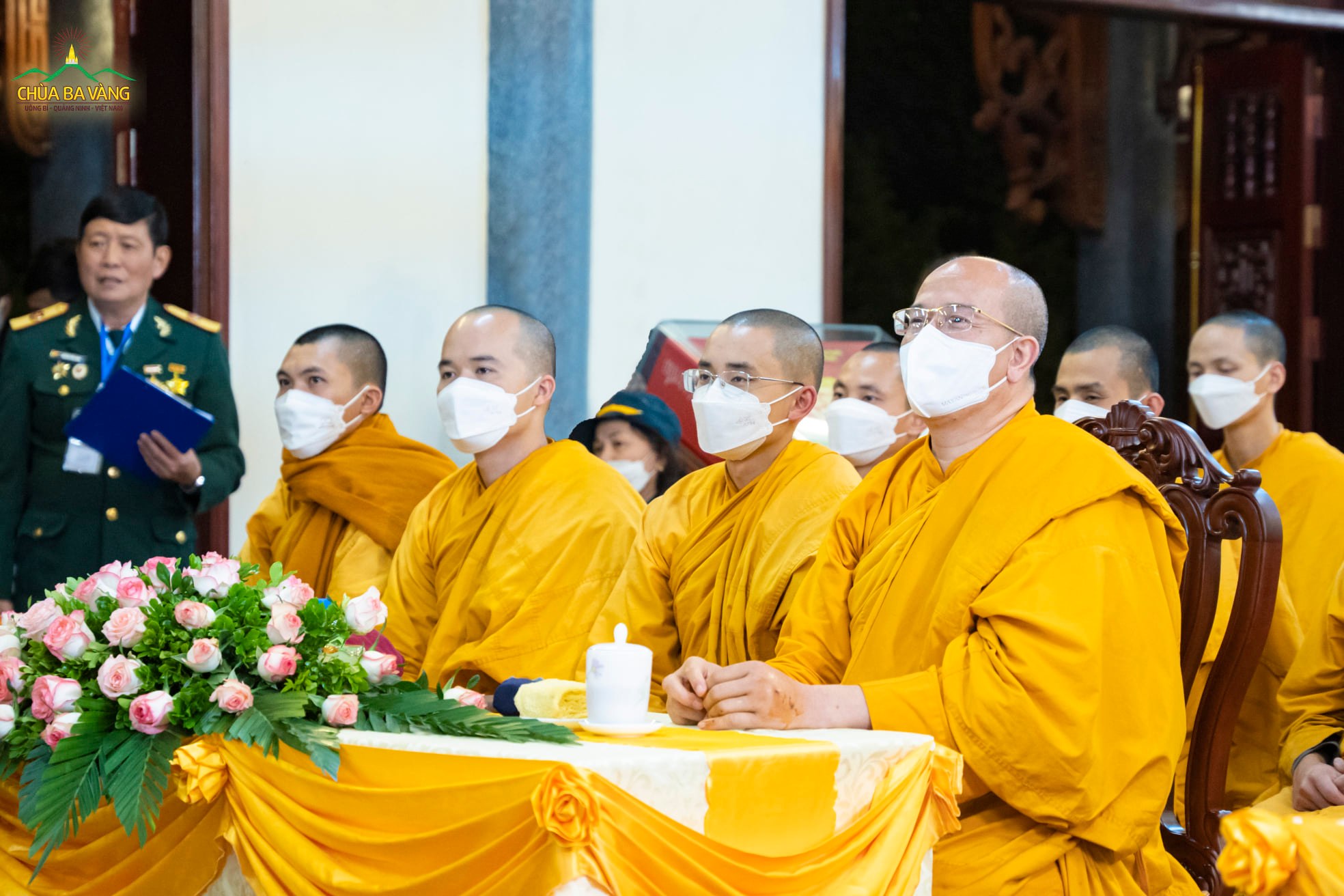 Sư Phụ Thích Trúc Thái Minh cùng chư Tăng hoan hỷ lắng nghe những tiết mục văn nghệ đầy ý nghĩa của các cán bộ, chiến sĩ