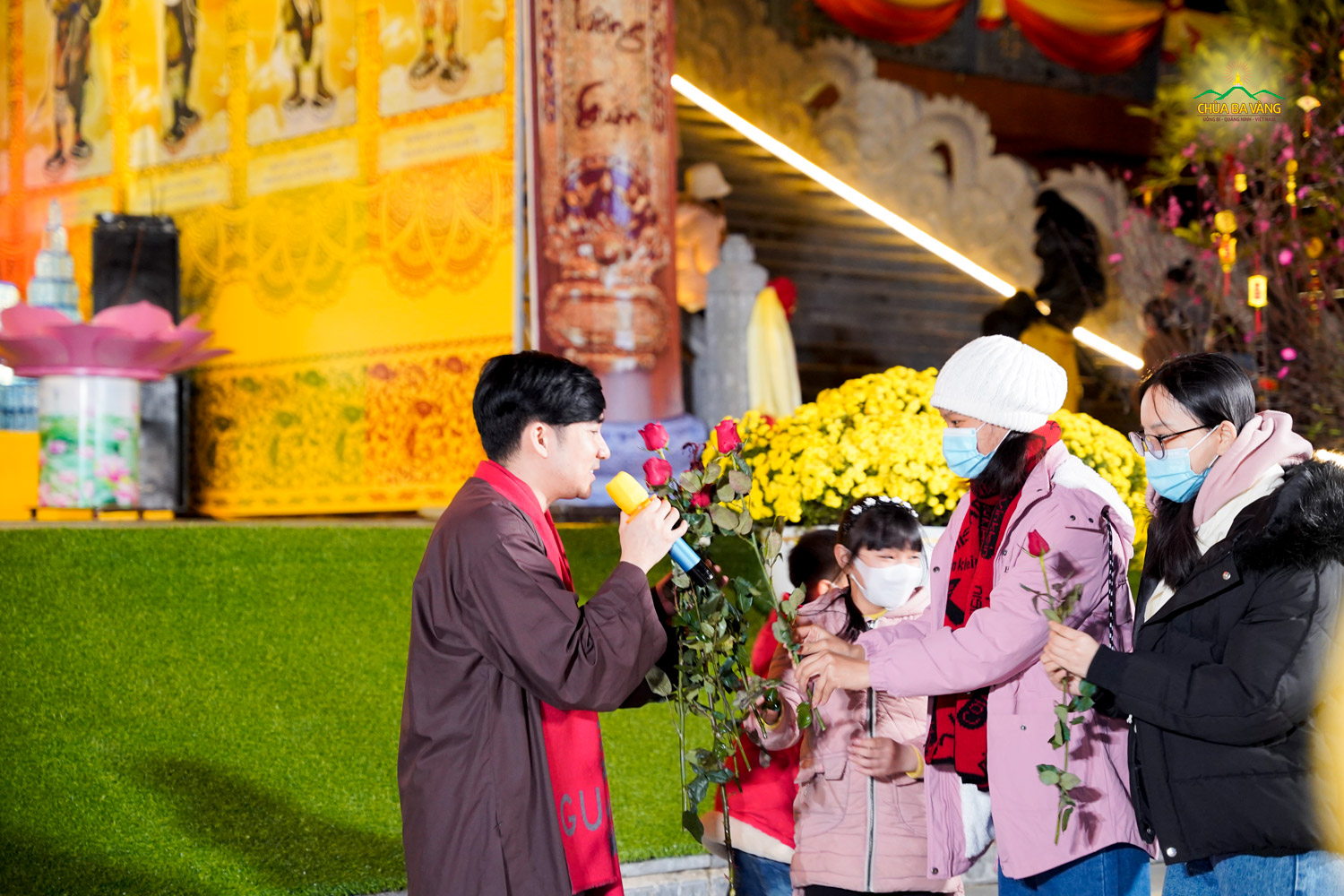Khán giả gửi tặng những bó hoa tươi thắm tới ca sĩ Quang Hà
